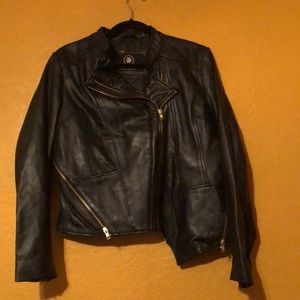 NWOT 100 PERCENT REAL LEATHER BEAUTIFUL MOTO STYLE JACKET WOMENS SIZE LARGE.
